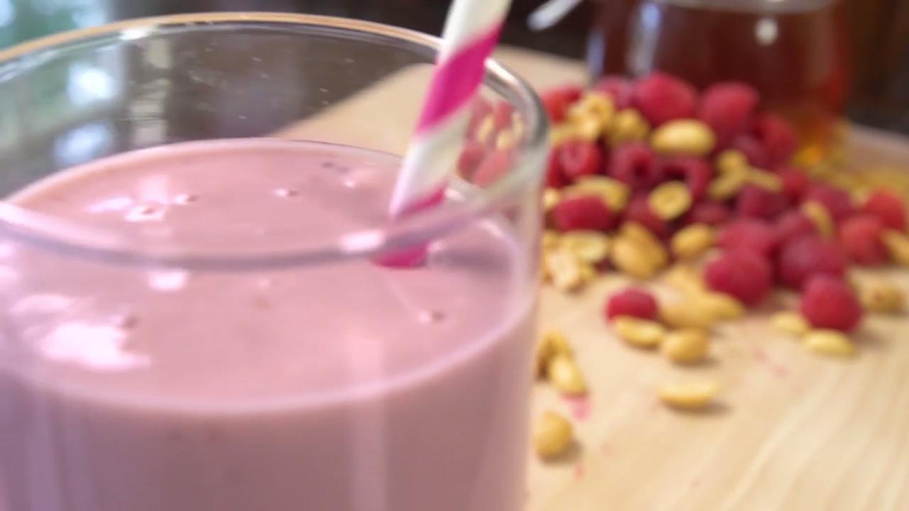 Sip this peanut butter and raspberry smoothie