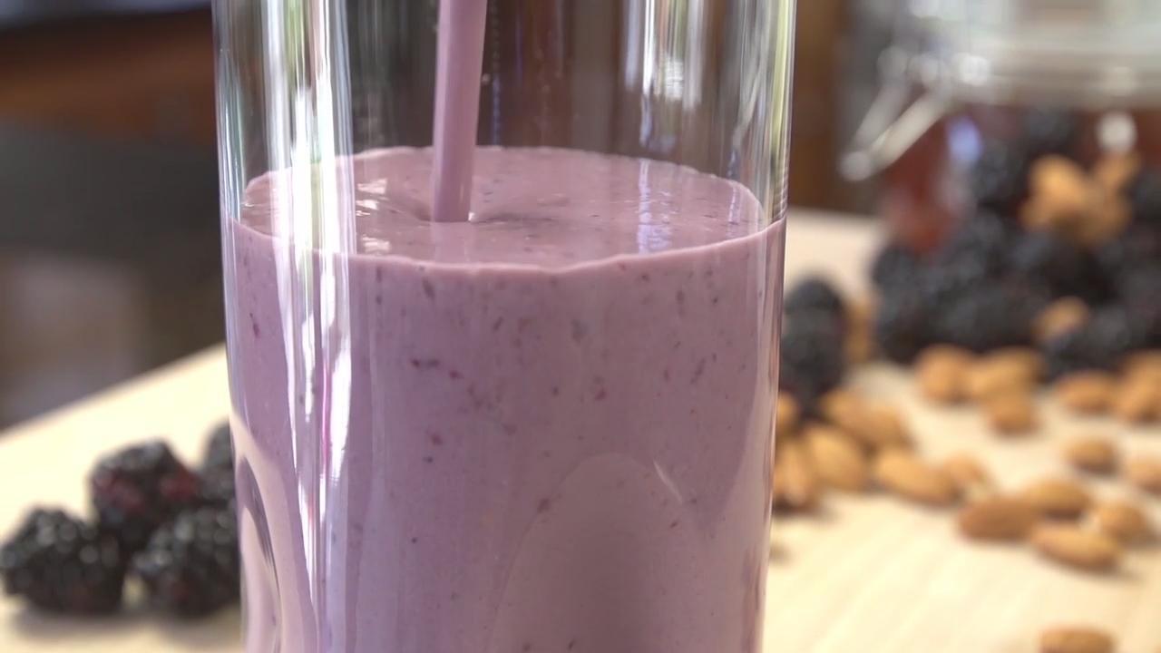 diabetes-friendly almond butter and berry smoothie