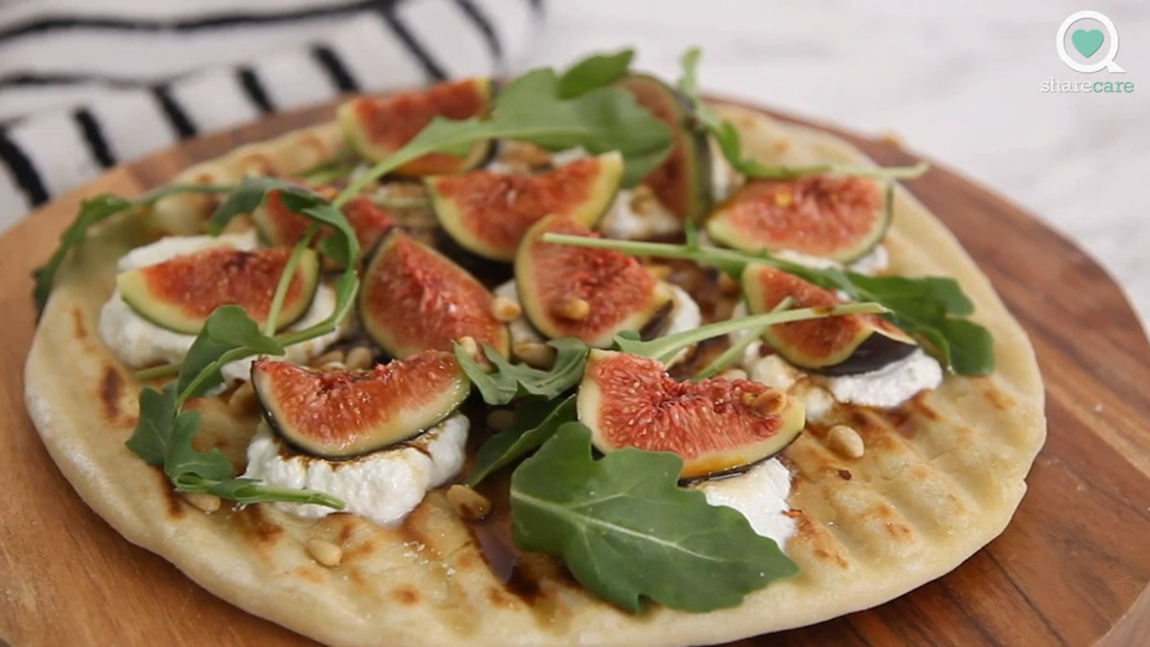 Grilled fig and arugula pizza