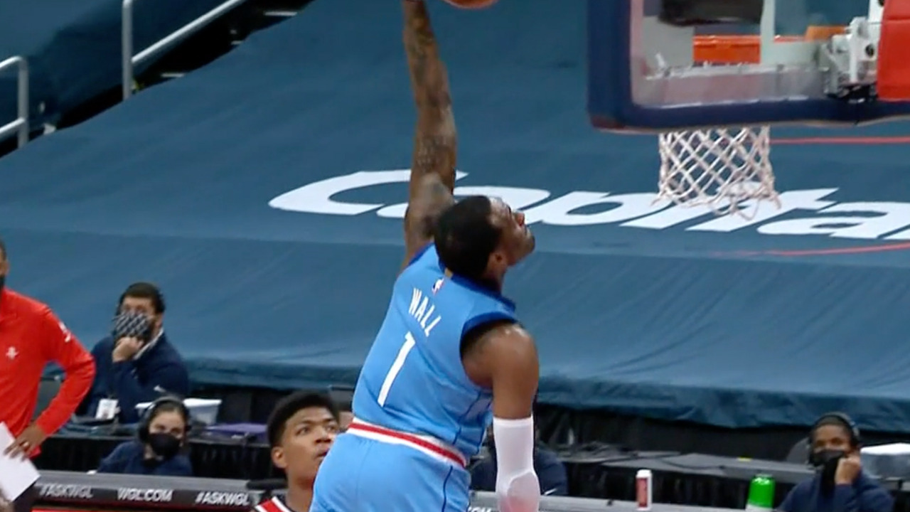 John Wall crushes one-handed slam in return to Washington