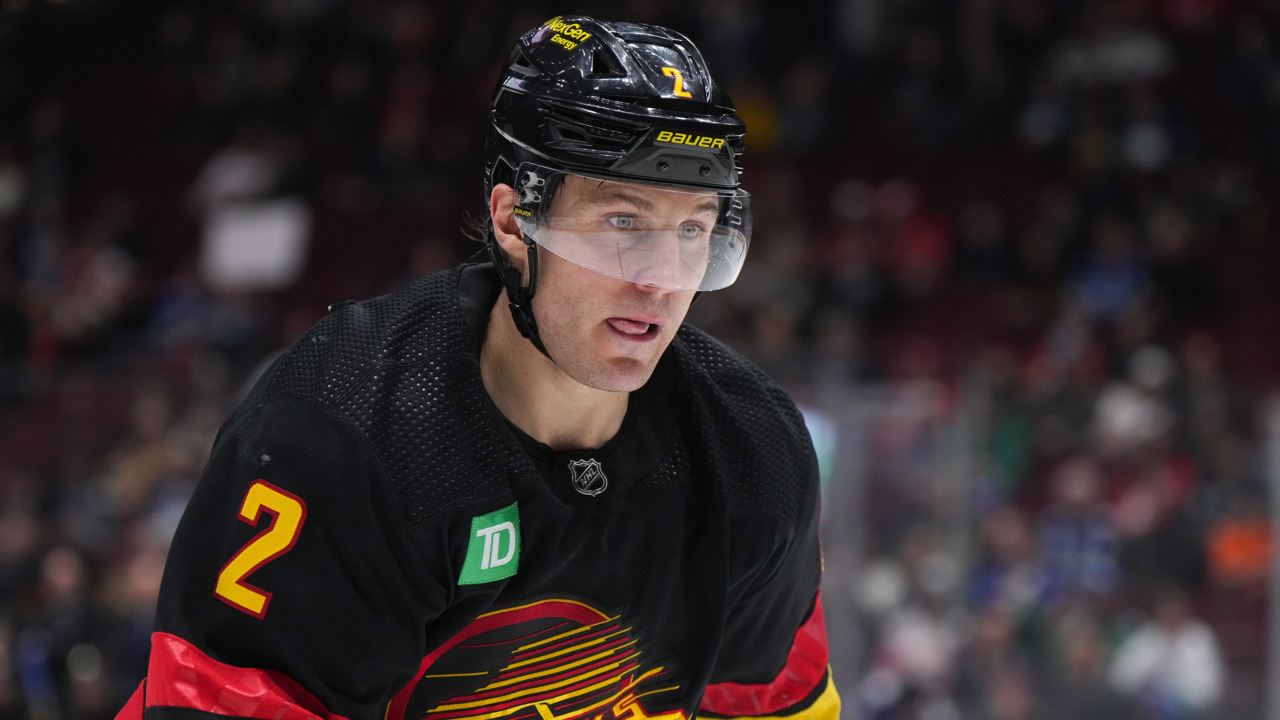 Luke Schenn returns to Maple Leafs in trade from Canucks for draft pick