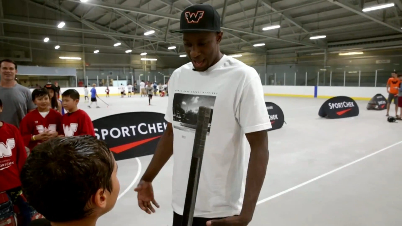 Wayne Simmonds congratulates Chris Stewart on his new gig with a