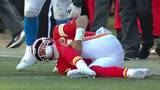 Chiefs’ Mahomes leaves game vs. Chargers with knee injury