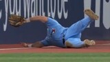 Blue Jays’ Schneider slides into wall for remarkable near-catch