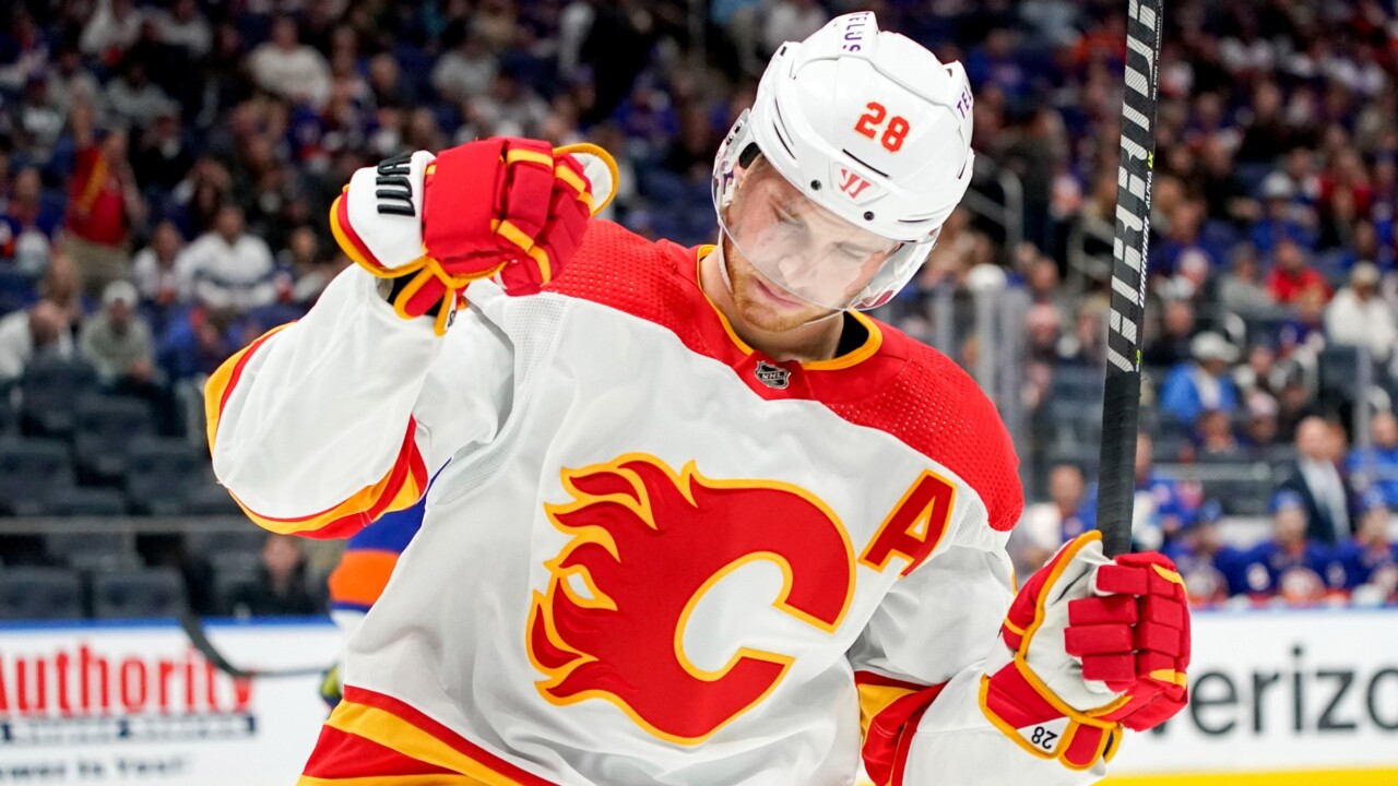 Flames centre Elias Lindholm tells Swedish outlet he is 'willing to stay'  in Calgary