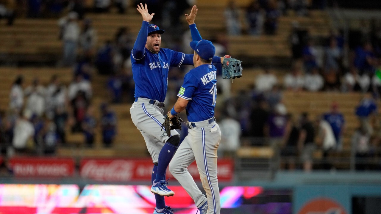 Phillies come back to defeat Blue Jays 2-1 on error in 10th inning