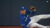 Blue Jays’ Varsho crashes into wall for incredible leaping grab