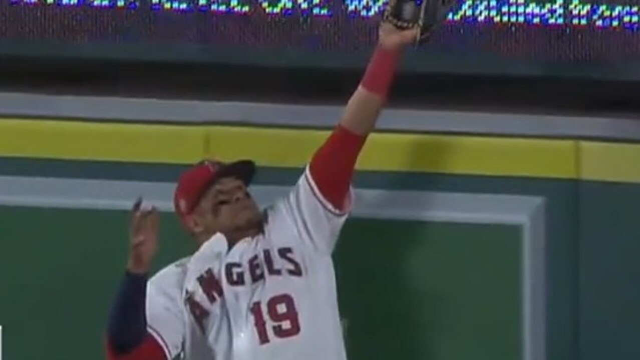 Juan Lagares takes home run from Xander Bogaerts