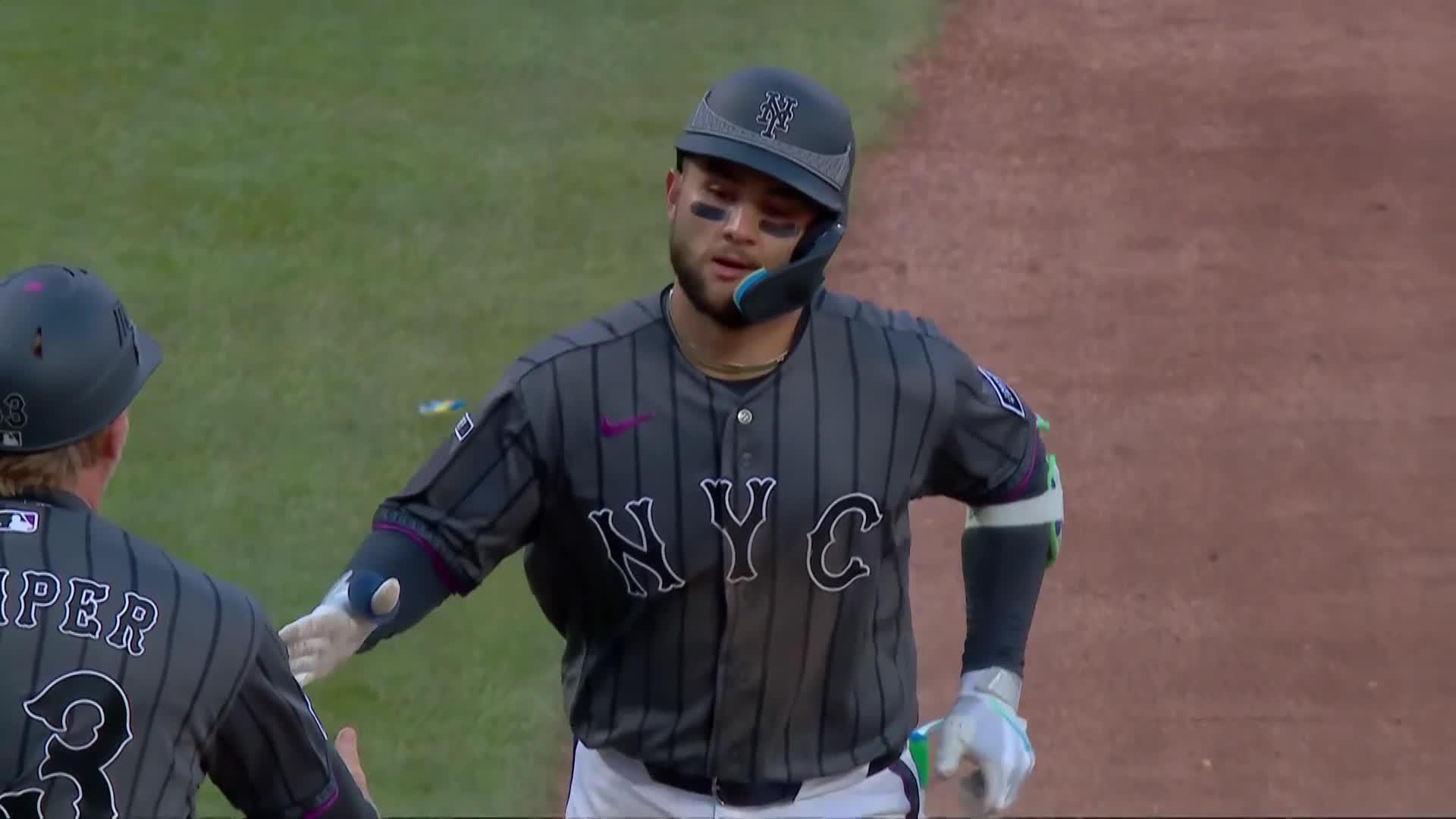 Bichette smacks two-run shot for his first home run as a Met