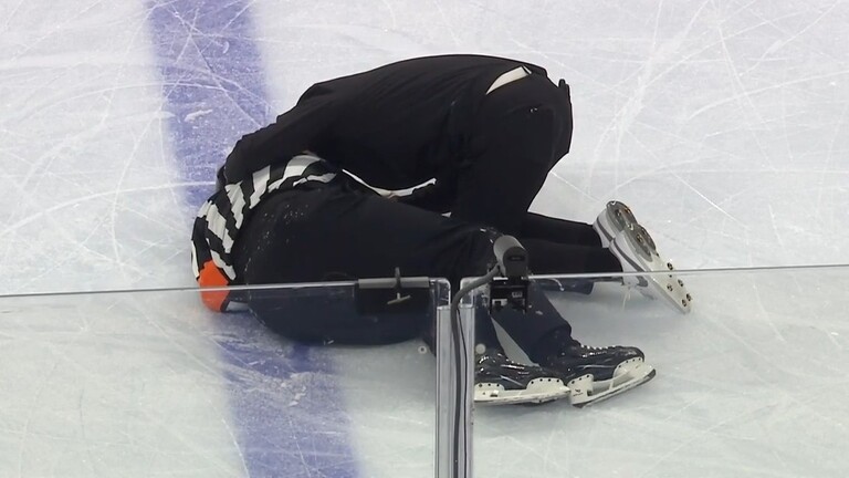 Referee leaves game on stretcher after collision with Avalanche’s Manson