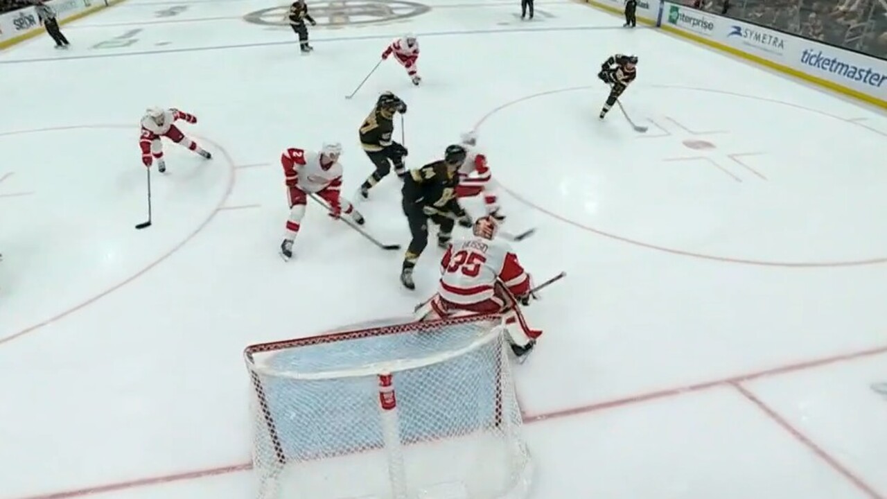 Marchand des Bruins passe la rondelle devant Husso lors de ses débuts
