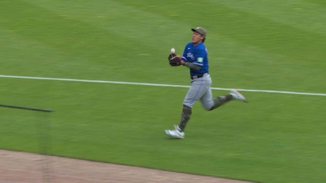 Blue Jays’ Okamoto makes wild bobbling catch in foul territory