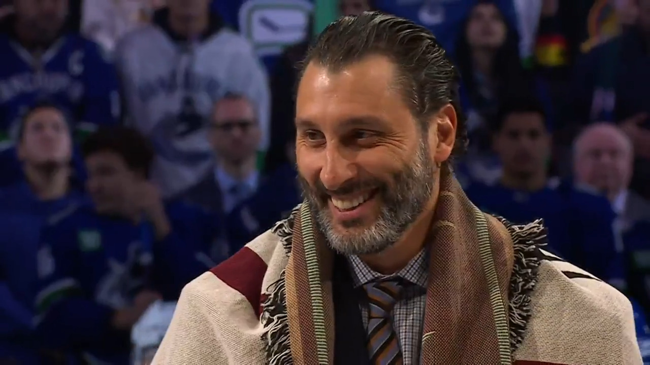The Canucks donned special warm-up jerseys to honour Roberto