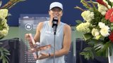 Swiatek presented with the National Bank Open championship trophy