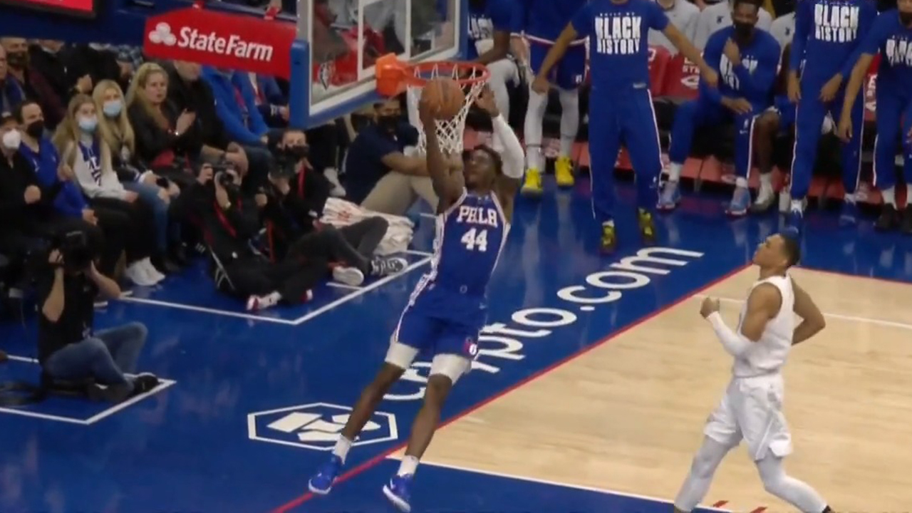 76ers’ Reed misses breakaway opposite dunk