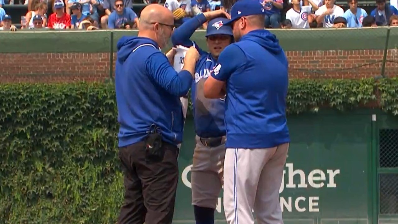 Blue Jays' Urias suffers apparent leg injury while running the bases