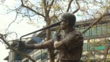 Mariners unveil new Ichiro statue, but break bat upon reveal