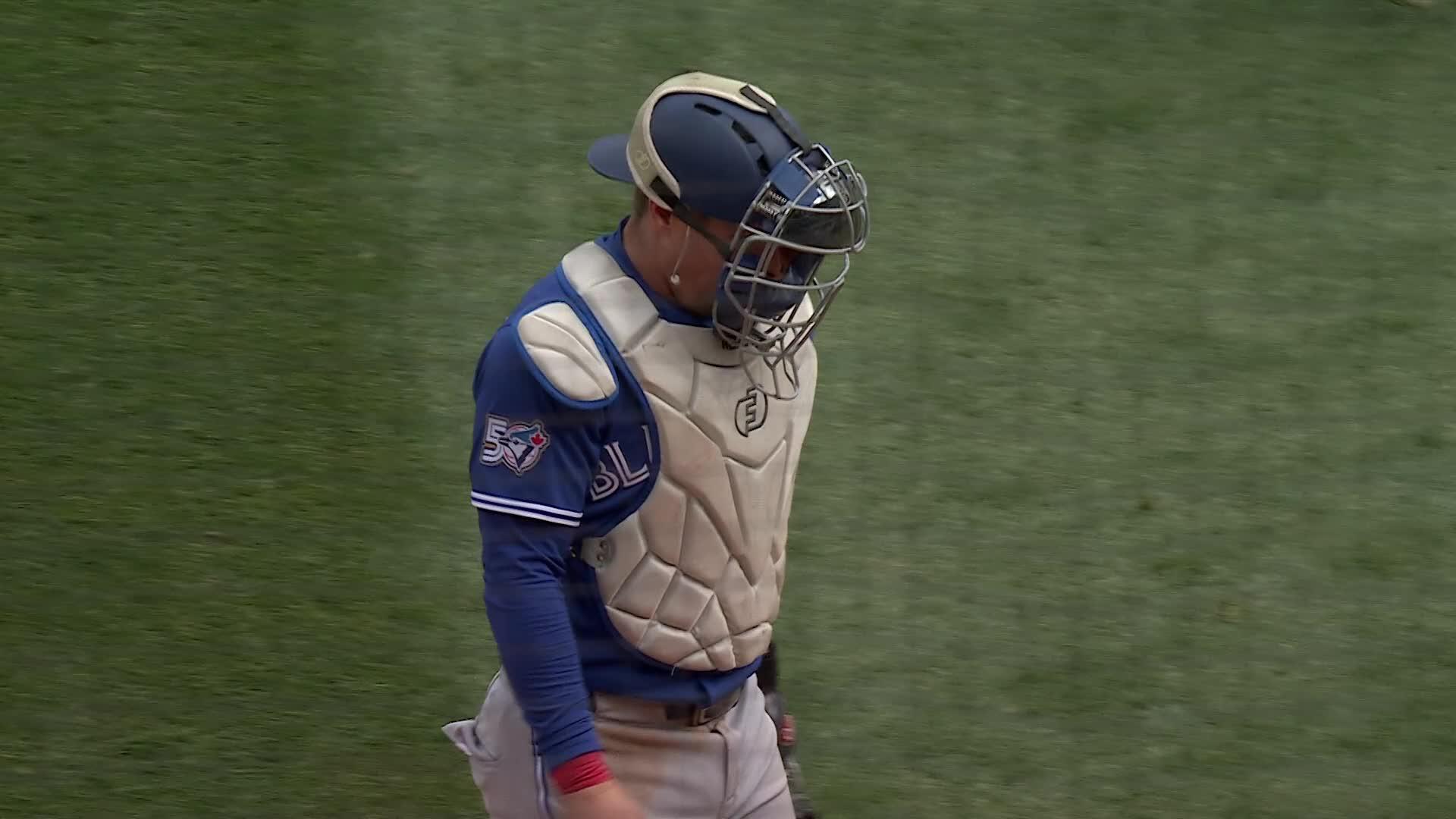 Heineman’s throwing error costs Blue Jays two runs