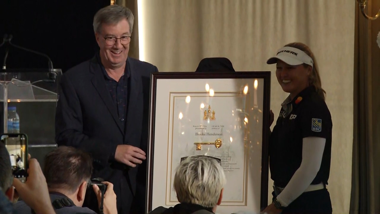 Ottawa Mayor Jim Watson provides Brooke Henderson with the ‘Key to the City’
