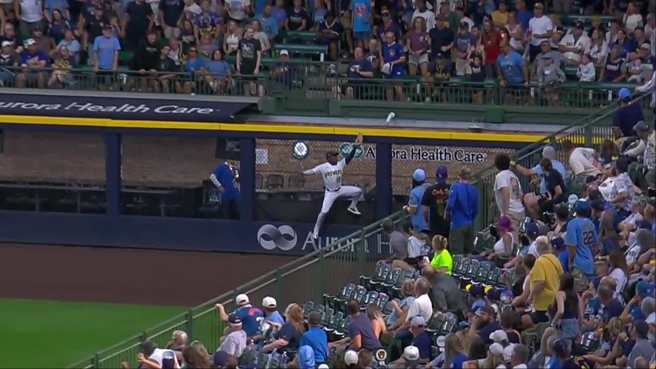Brewers’ Lara makes two spectacular catches at the wall