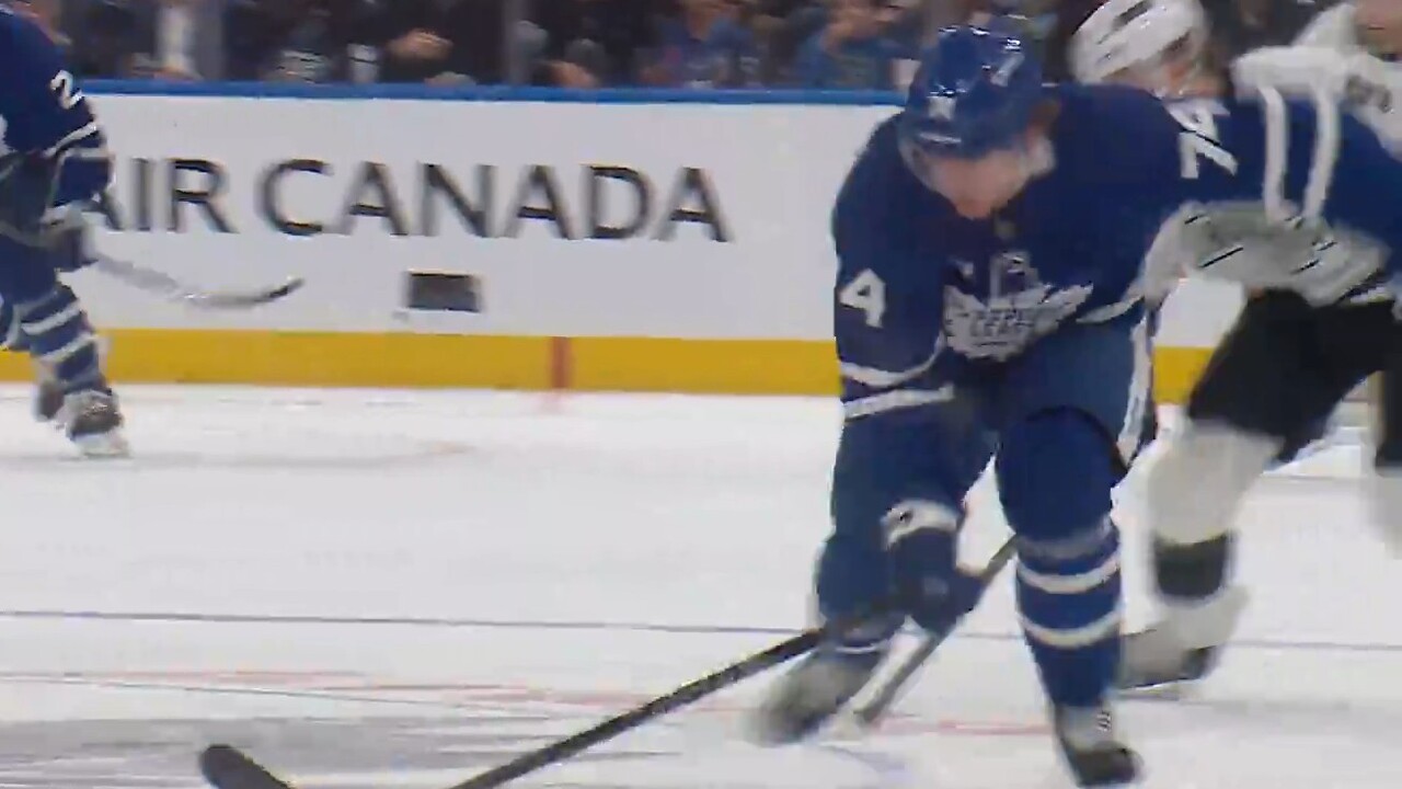 McMann's shot trickles in for a Maple Leafs breakaway goal