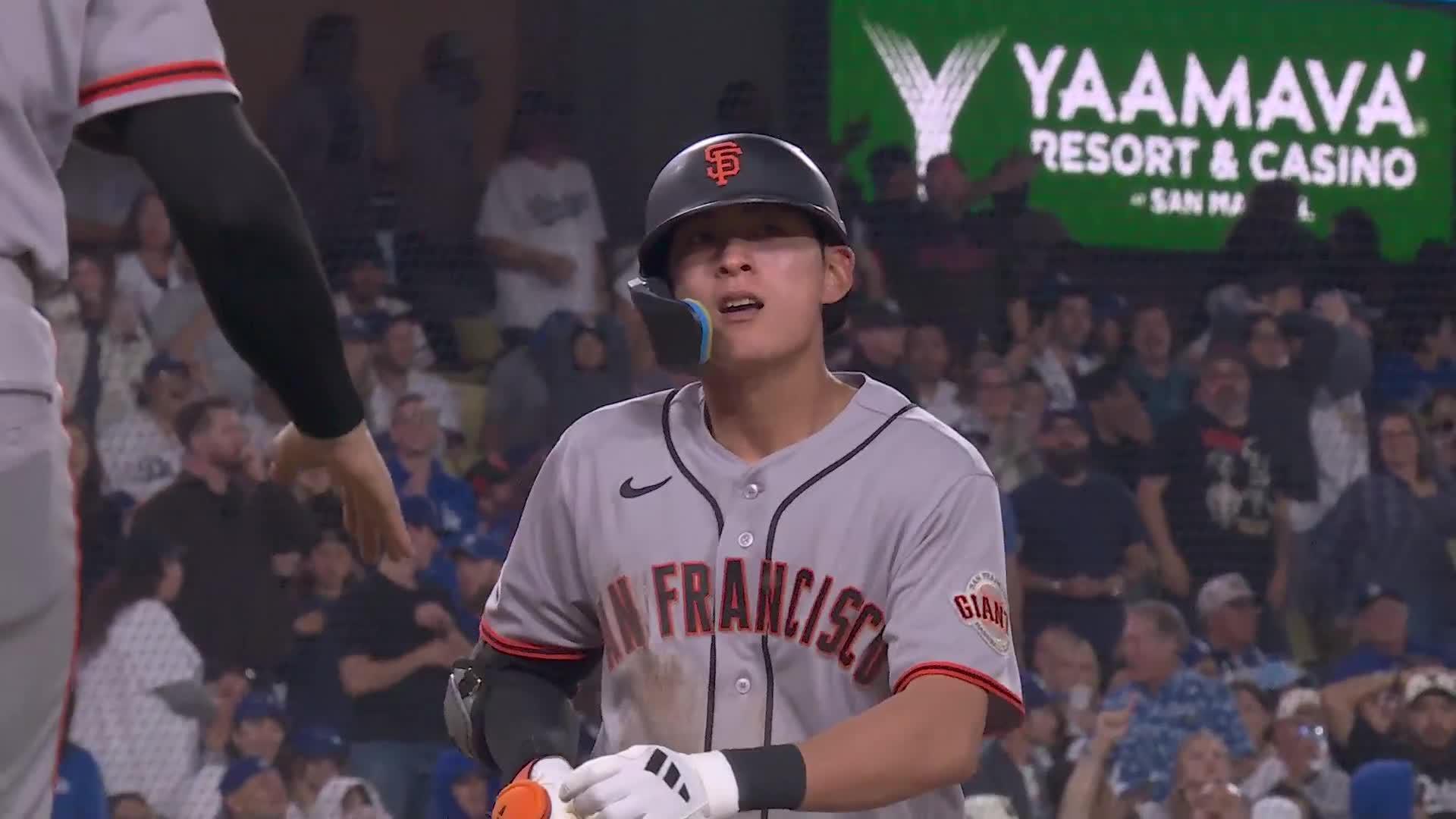 Giants’ Lee beats out Hernandez’s throw for inside-the-park home run
