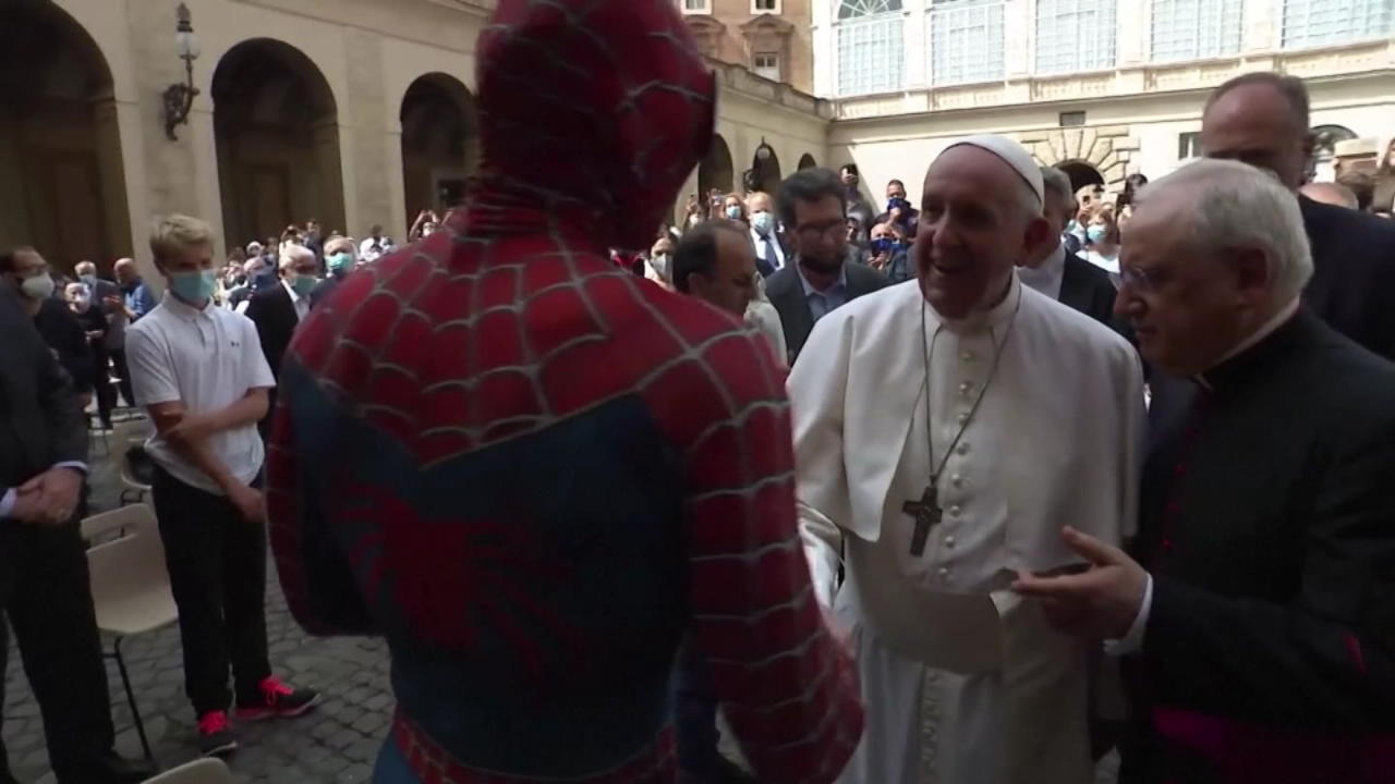 Vatican : le pape François serre la main de Spider-Man