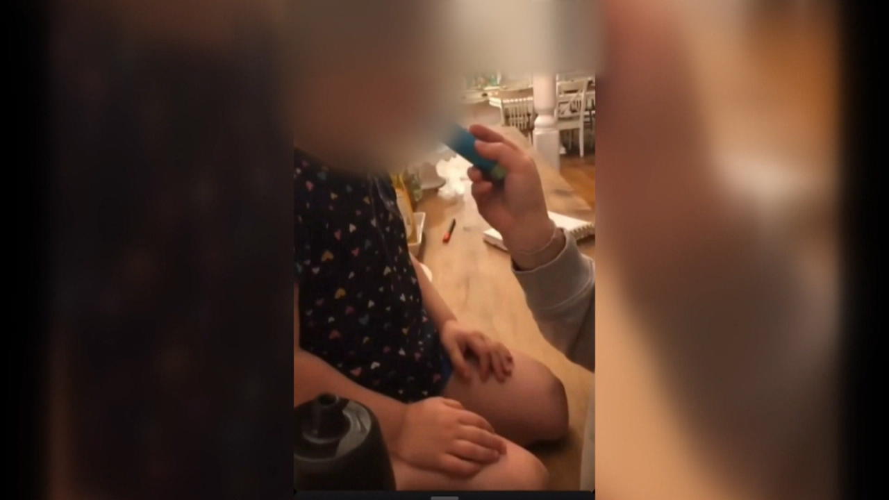 Vido choquante: deux adolescentes qubcoises font vapoter une enfant de 3  ans - reportage