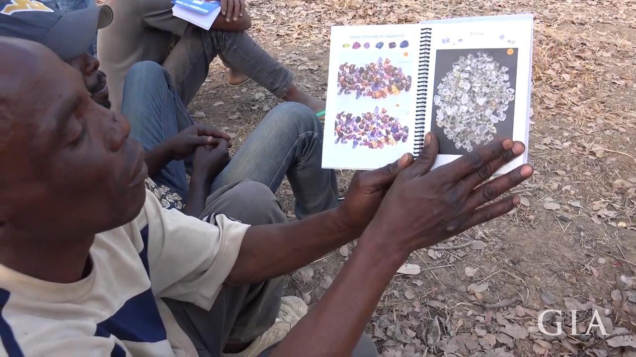 宝石ガイド 採掘職人に教育および社会的利益を提供する