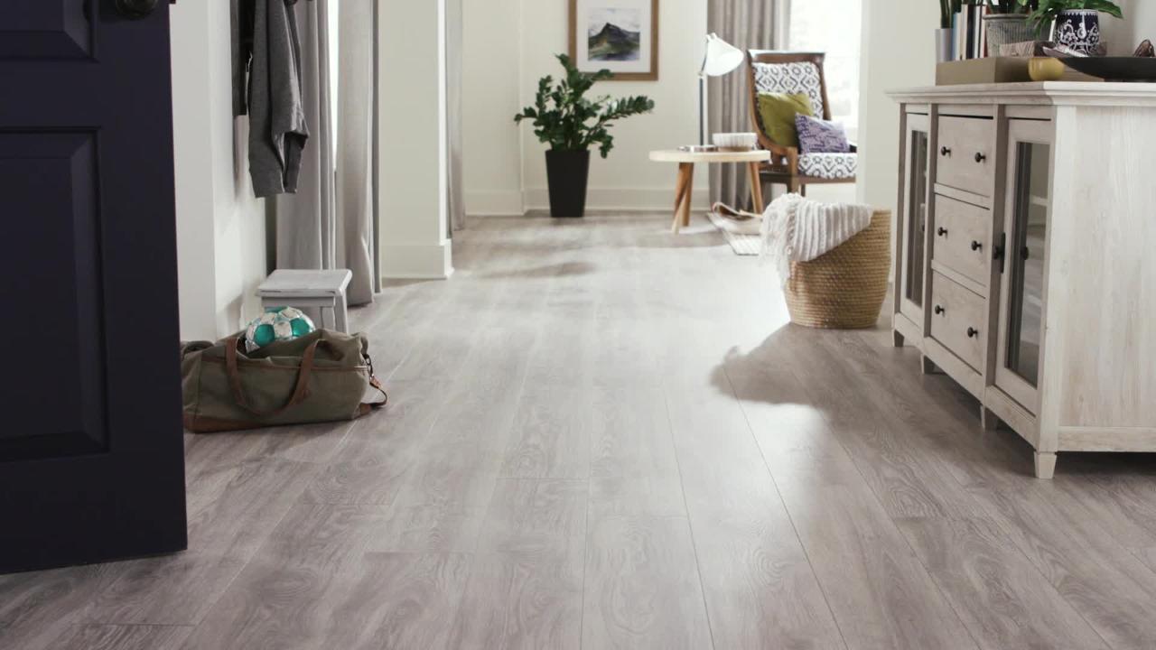 Home Decorators Collection EIR Silverton Oak 7-1/2 in. W Water Resistant  Laminate Wood Flooring (23.69 sq. ft./case) HDCWR18