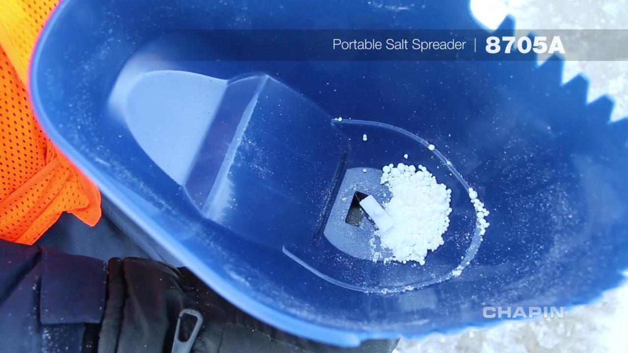 Handheld salt spreader scoop
