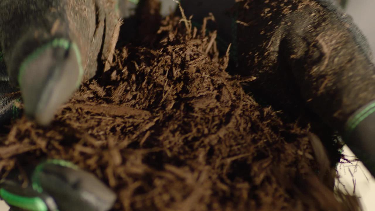 Image of Scotts triple shred mulch pile