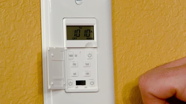 Defiant - 15 Amp 7-Day In-Wall Digital CFL-LED Compatible Timer