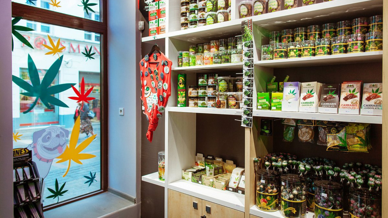 Ontario government looking into extending cannabis shop hours