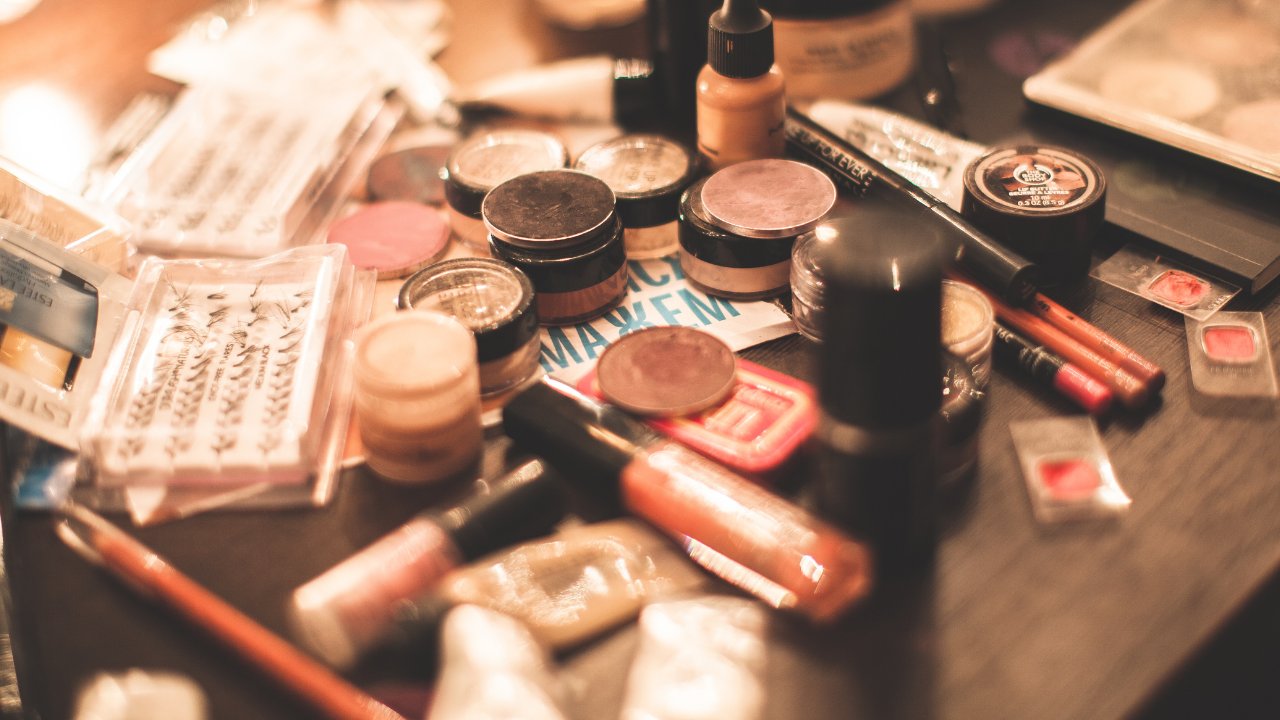 How to wear iconic '90s makeup looks today