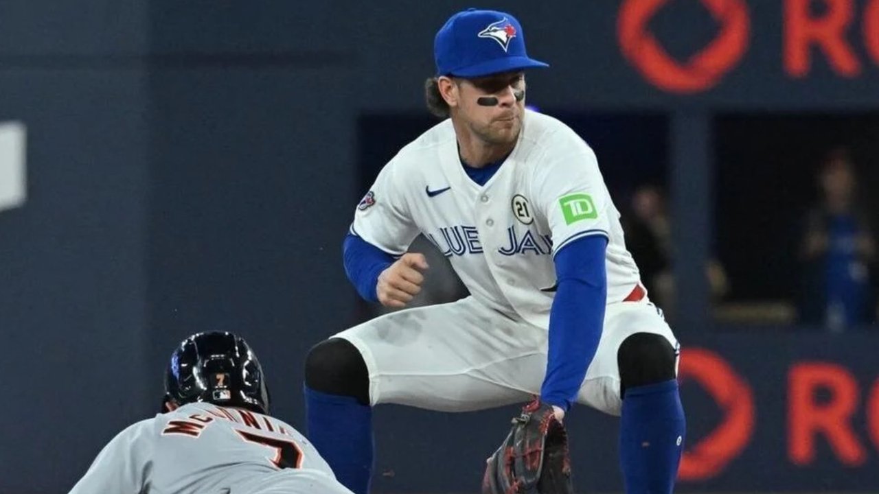 Texas holds off Boston to stay in the wild card hunt