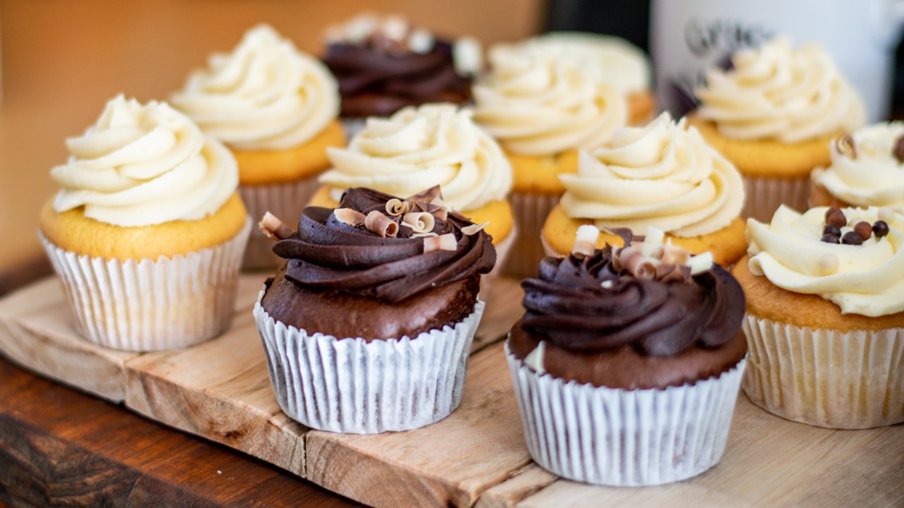 Cupcakes and chats with Layla and Gigi