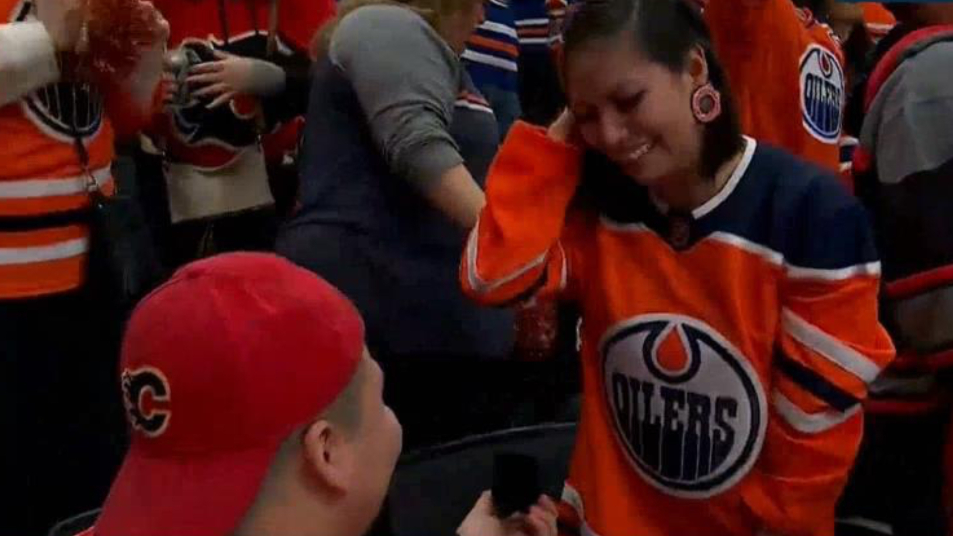 Calgary Flames fan proposes to an Edmonton Oilers fan during game