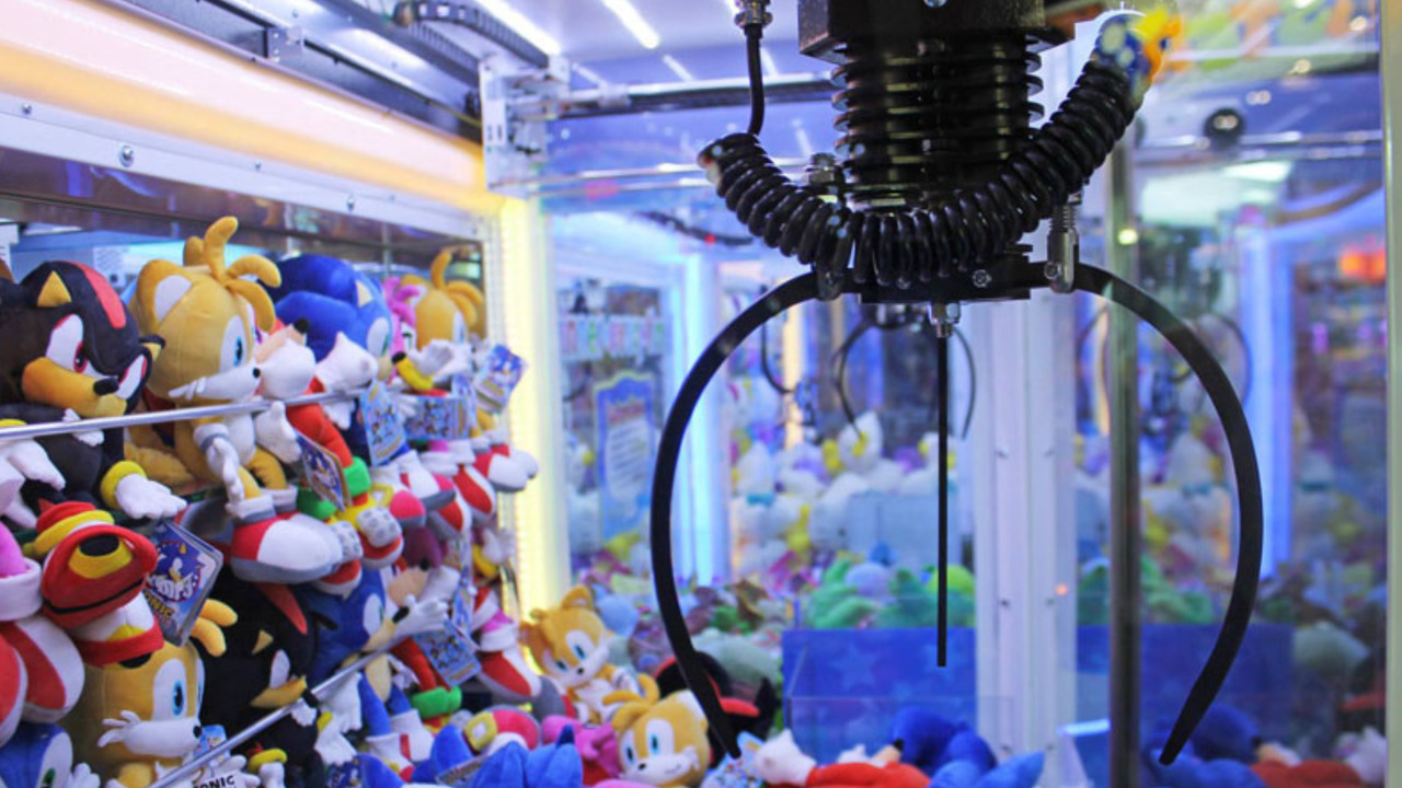 ANOTHER kid gets stuck inside a claw machine