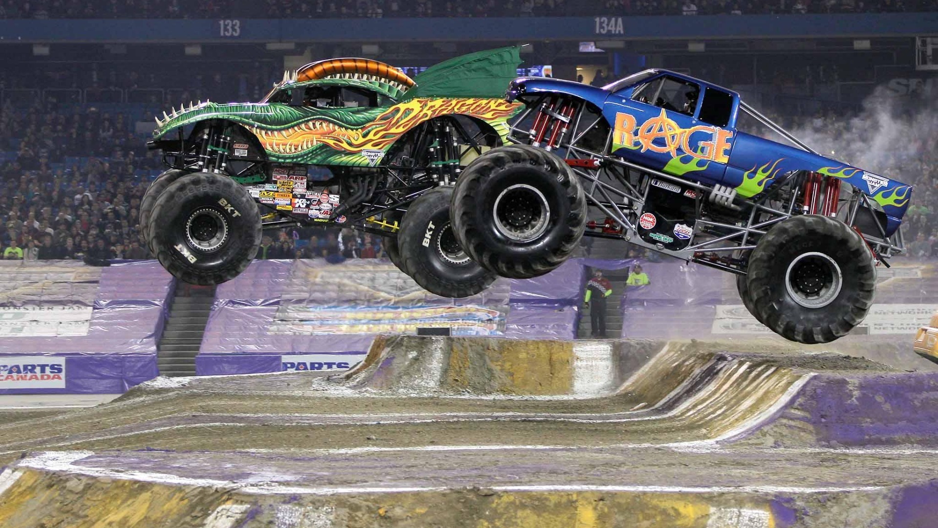 Монстр-траки 2016. Хот вилс монстр трак. Мо6стртрак дракон монстрджэм. Монстер трак в грязи. Монстр трак ps335.