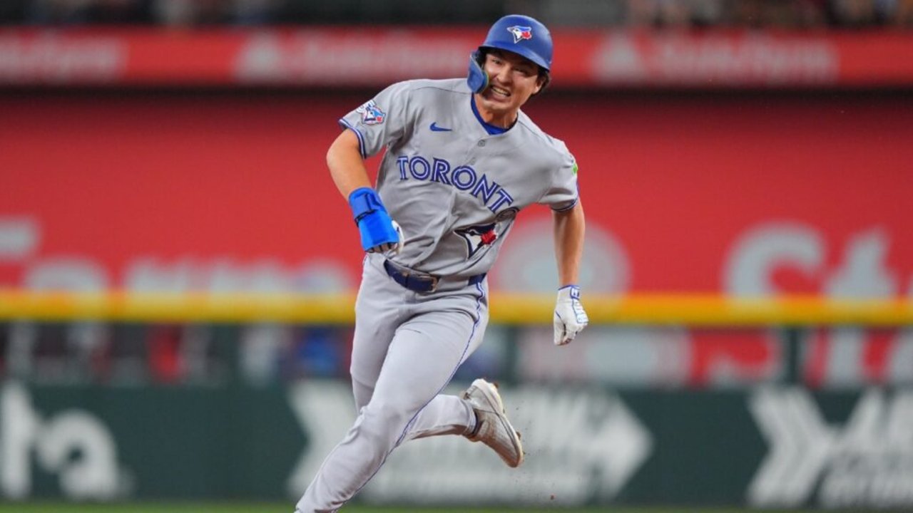 Blue Jays Bateman injures hip making diving catch