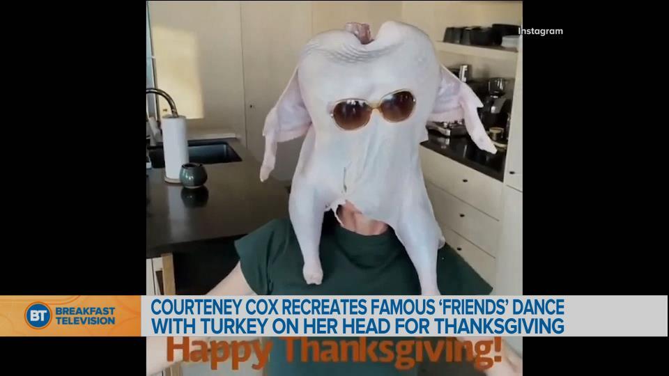 Courteney Cox recreates famous “Friends” dance with turkey on her head