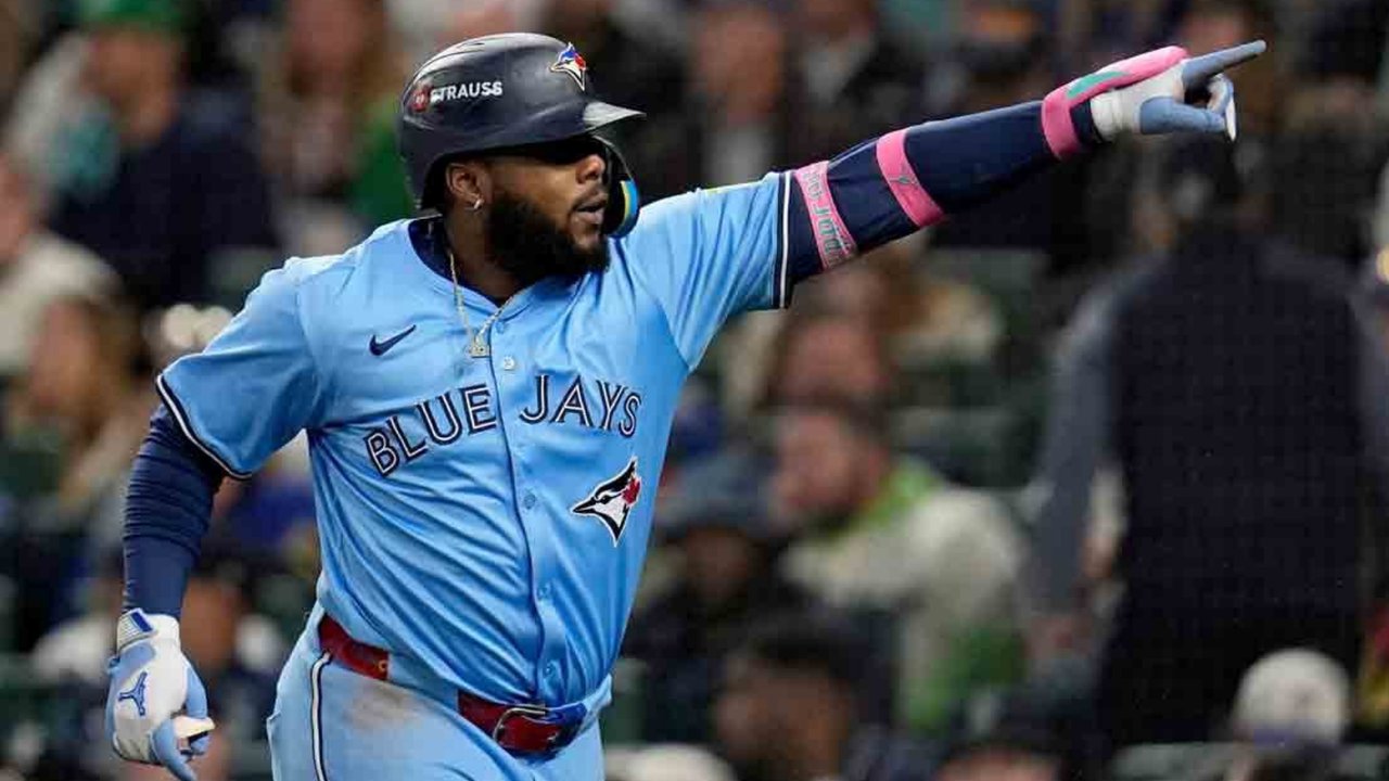 Vladdy hits first home run at Rogers Centre in Blue Jays win