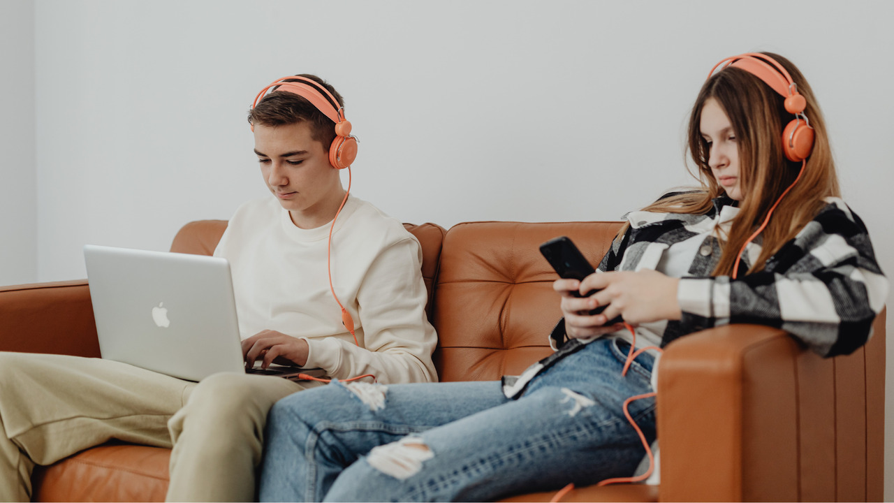 Australia official bans children under 16 from social media