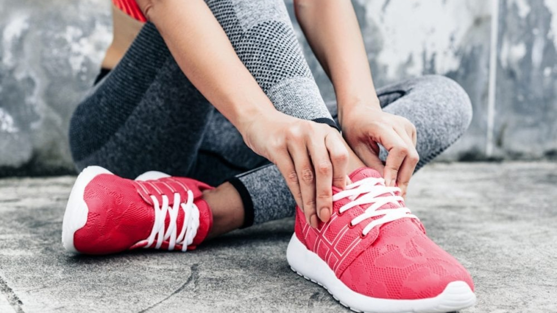 Ноги в кроссовках. Adidas sneaker run. Спортивные кроссовки для бега. Sport wear shoes. Баскетбольная обувь.