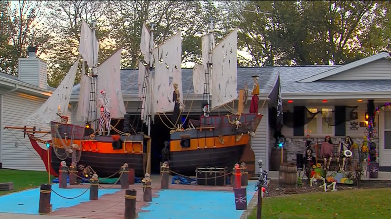 This home turned into an epic pirate ship for Halloween
