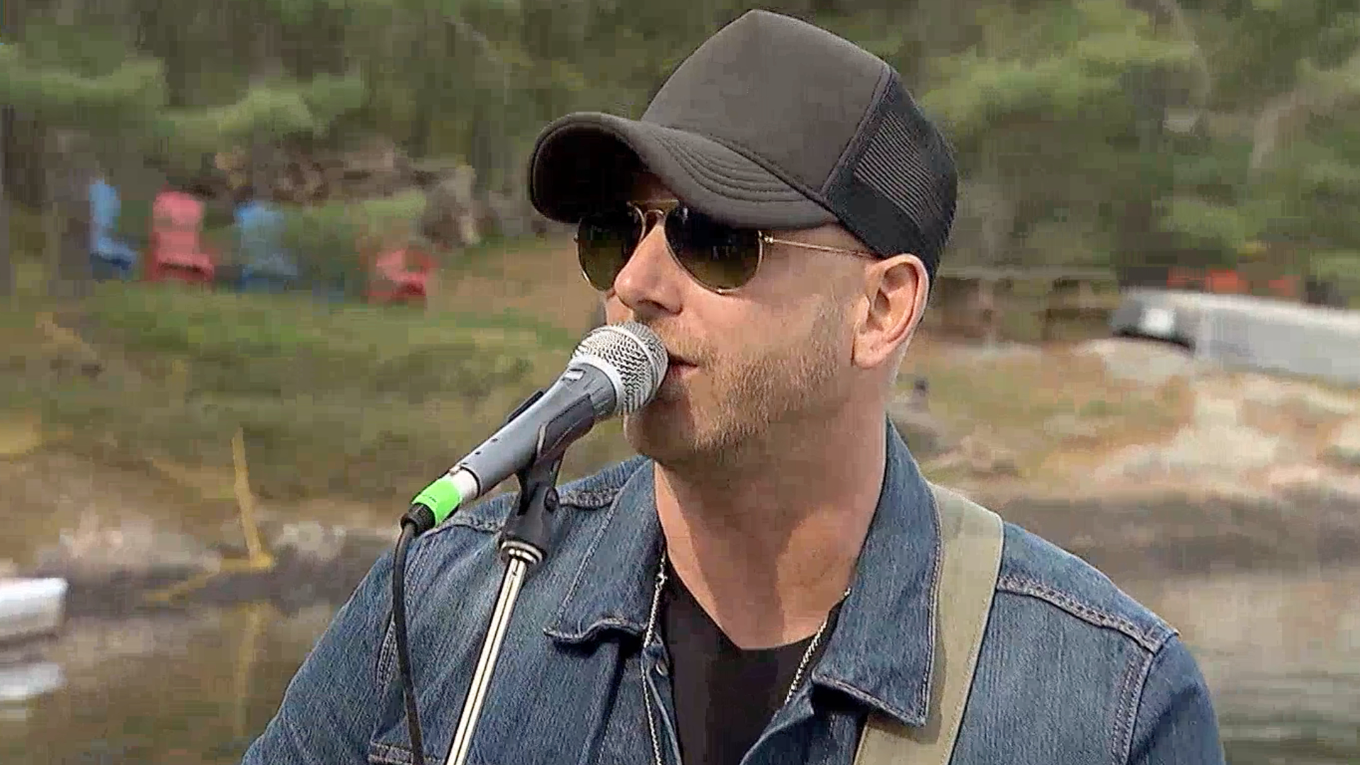 Canadian country star Tim Hicks joins us for a campfire singalong