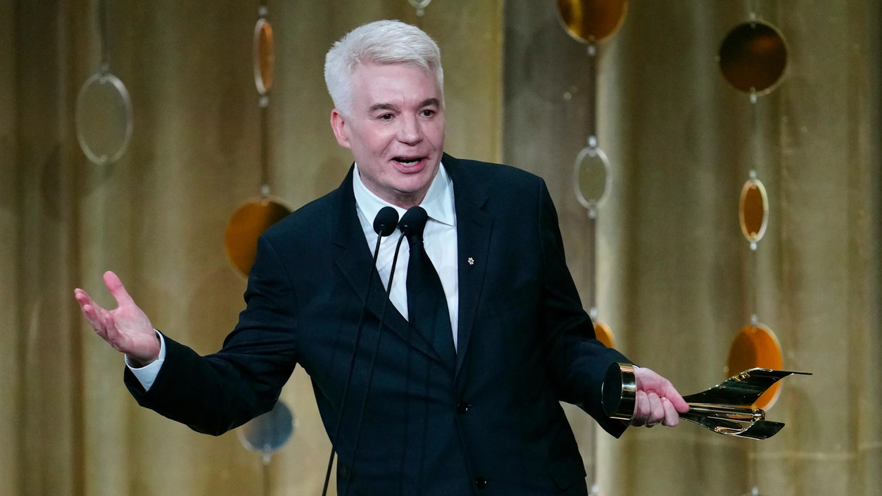 Mike Myers tears up while accepting Academy Icon Award