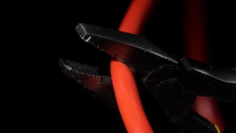 Macro Pliers Cutting Wire