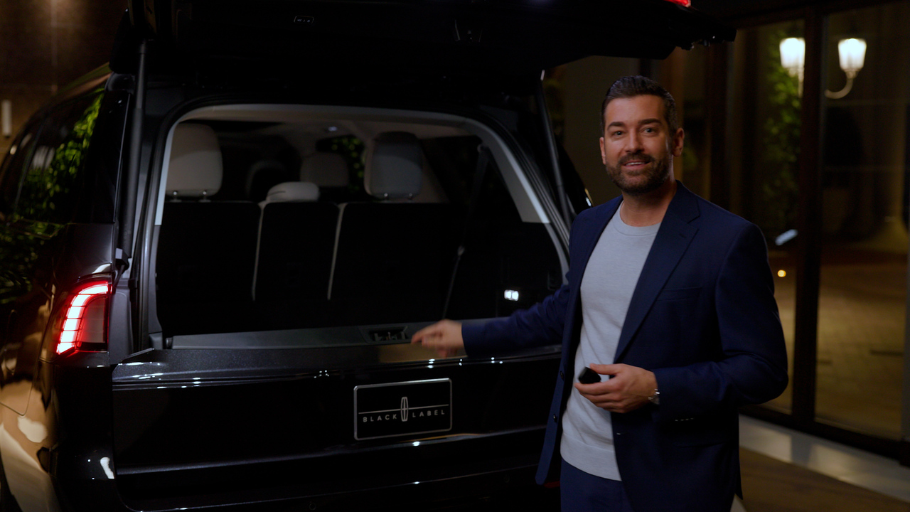 Lincoln Navigator® Split Gate & Cargo Management System